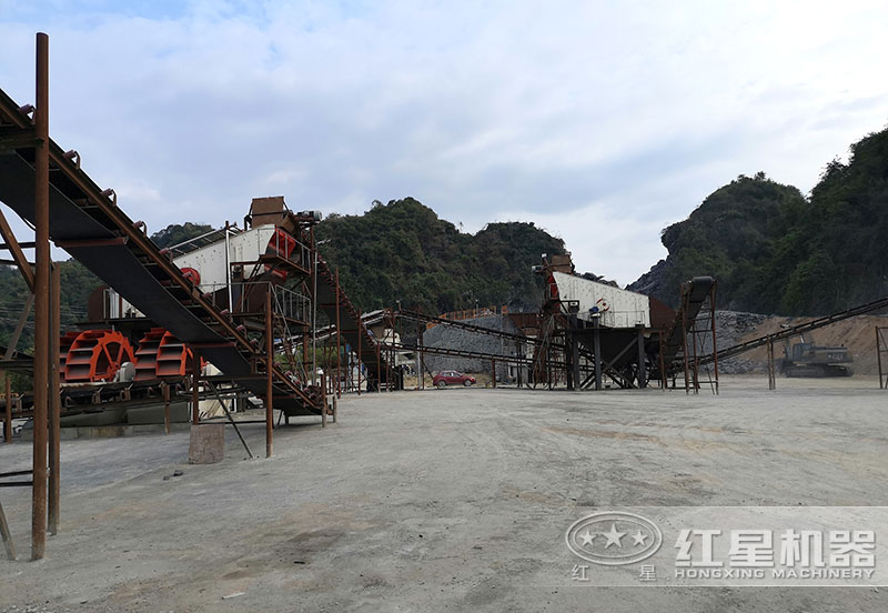 方案三配置現(xiàn)場(chǎng)：破碎機(jī)+制砂機(jī)+洗砂機(jī)，費(fèi)用80萬(wàn)以上